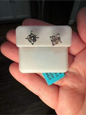 Classic Square-Cut Moissanite Diamond Stud Earrings - Silver